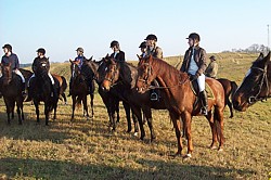 w trakcie dekoracji - jeźdźcy czekają na swoje flot - Hubertus 2011